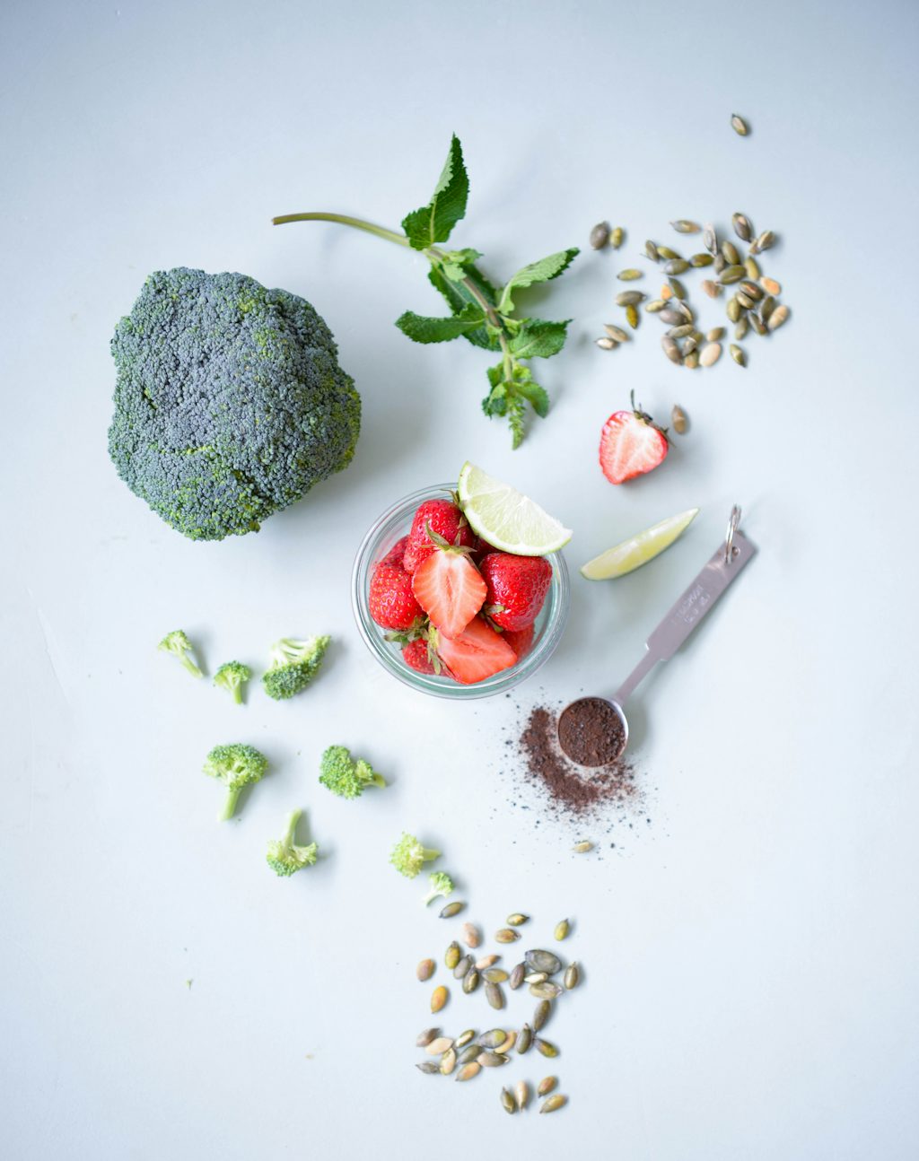 Opskrift på lækker og sund sommersalat med jordbær, broccoli, græskarkerner og lakrids
