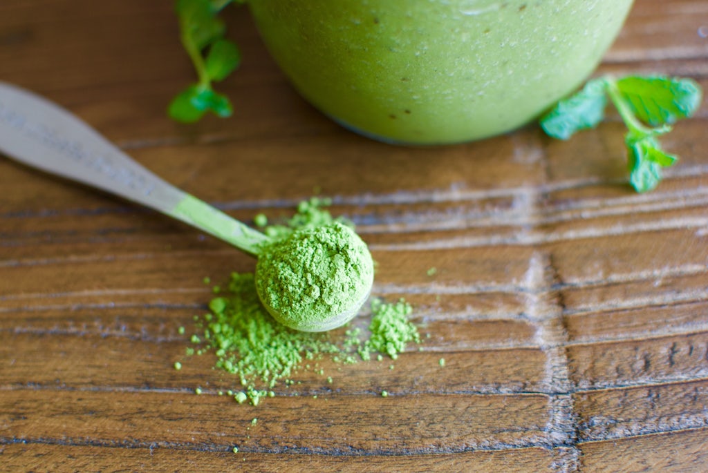 Ingredienser Matcha-shake med banan, havremælk, vanilje og mynte