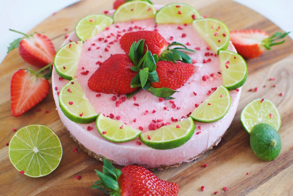 Forårets lækreste kage Raw cake med daddelbund og creme af jordbær og lime
