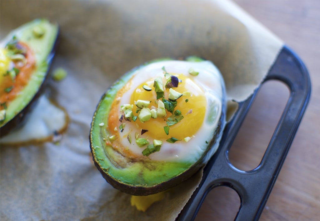 Bagte avocadoer med æg