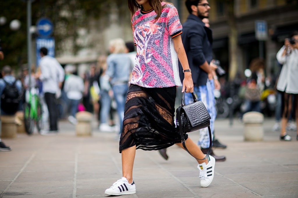 Feminin med sneakers Feminin med sneakers