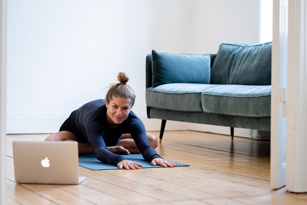 Få yogainstruktøren hjem i stuen Yoga i stuen helloyoga.