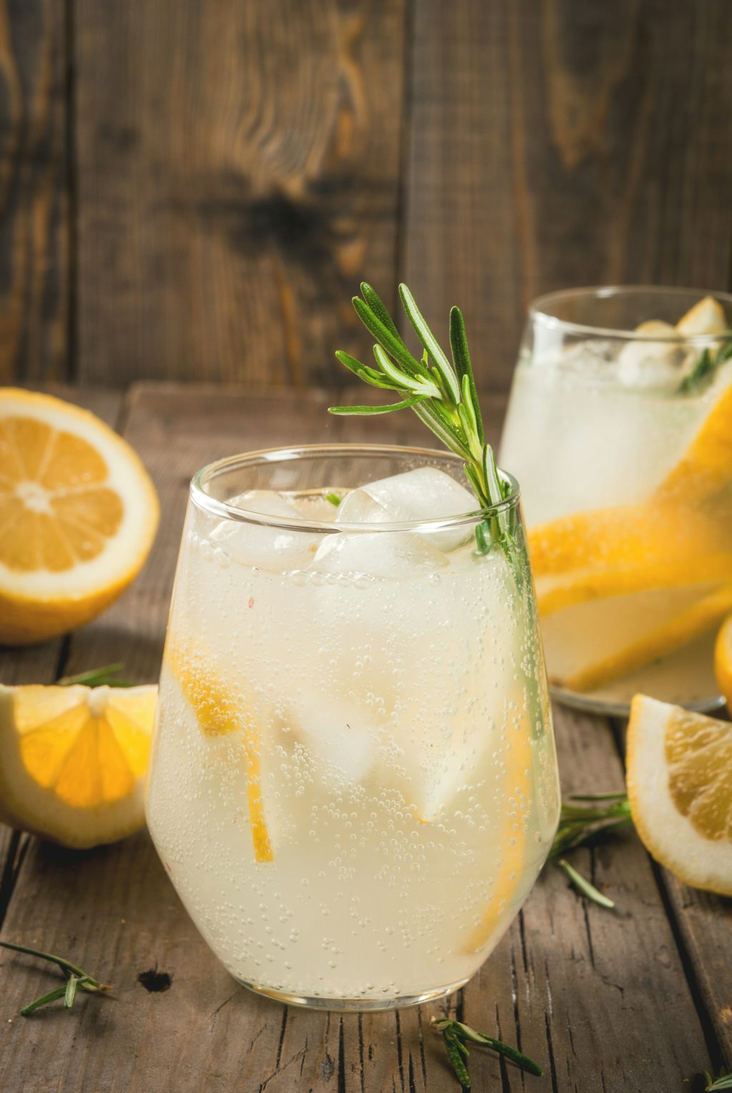 Juledrink: Rosmarin Spritz Rosmarin Lemon drink Jule cocktails oppskrifter juledrinker jul drinker