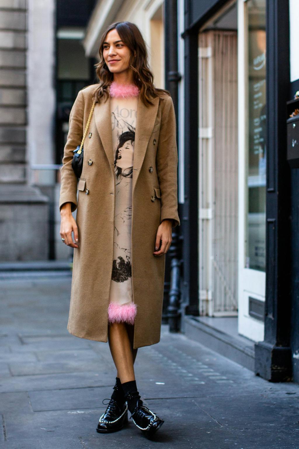 Fra et liv som modell, til tv-jobber, designsamarbeid og egne motekolleksjoner – den langbente og eksotiske briten Alexa Chung