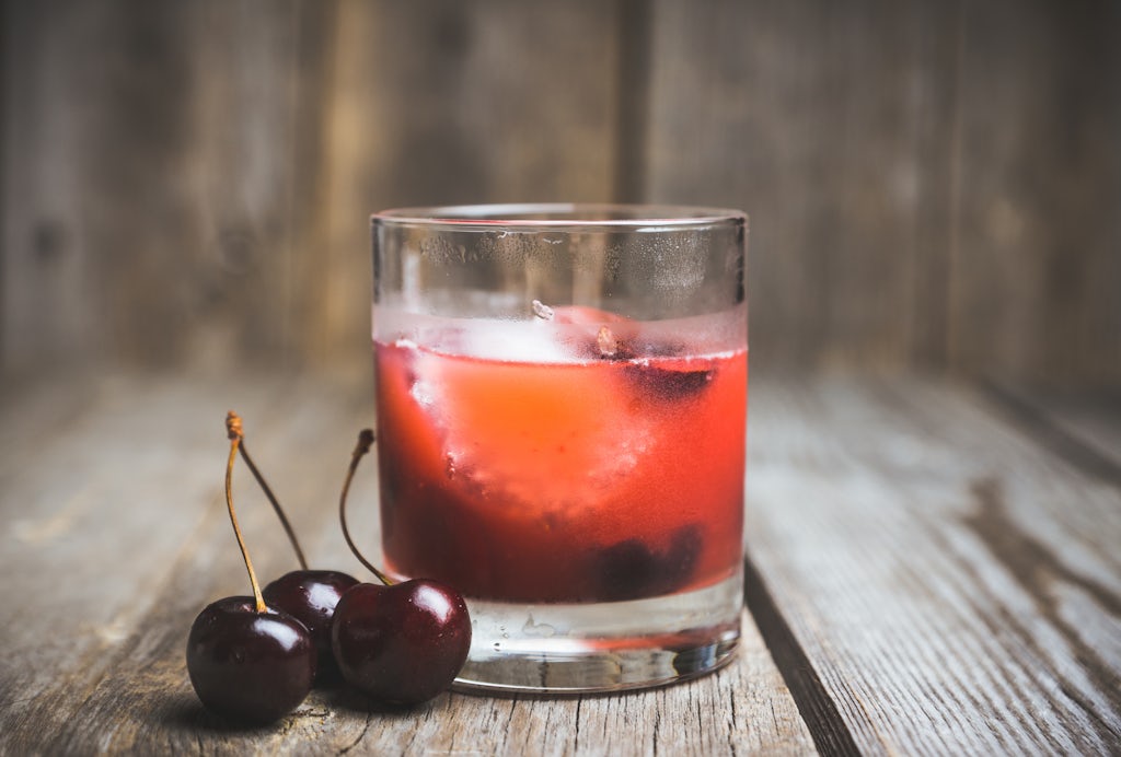 Krydret kirsebær Spritz Aperol spritz-oppskrifter: Krydret kirsebær spritz