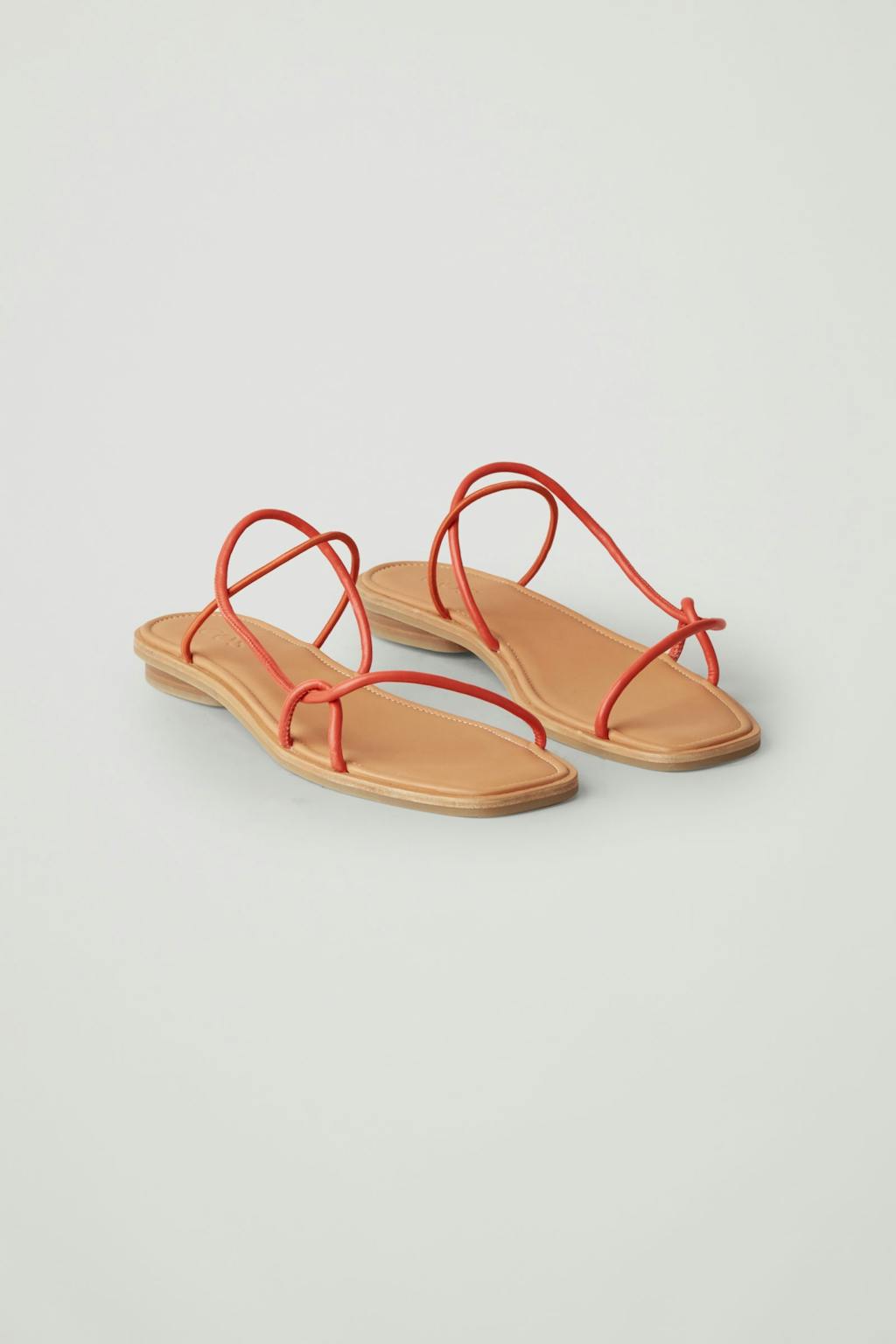 Cos fargerike røde tåsandaler