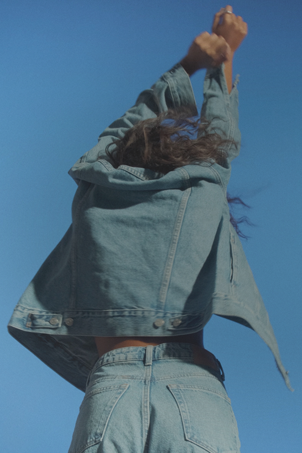 kvinne i denim