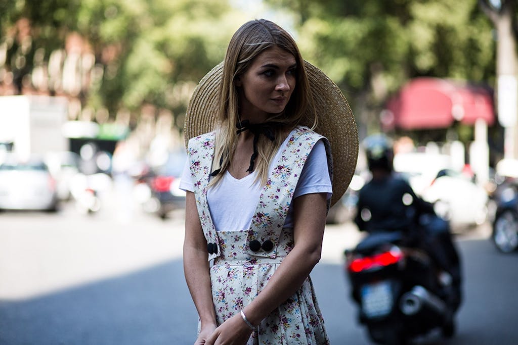 TIPS 1: Miks forskjellige mønstre og materialer slik som Whitney Port - her har hun kombinert en søt, blomstrete sommerkjole med en stripete, marineinspirert blazer.