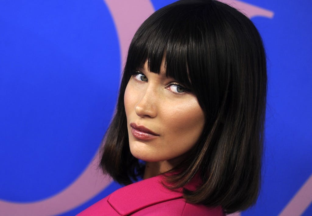 Bella Hadid med markant lugg