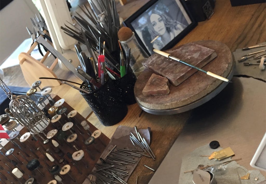 Samling av verktøy oppe på verkstedet - et lite kunstverk i seg selv.