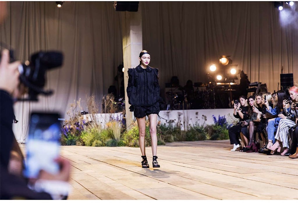 Modellyndling Gigi Hadid åpnet showet