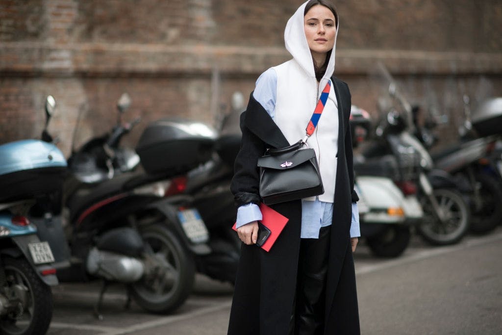 Heng jakken nedover ermene