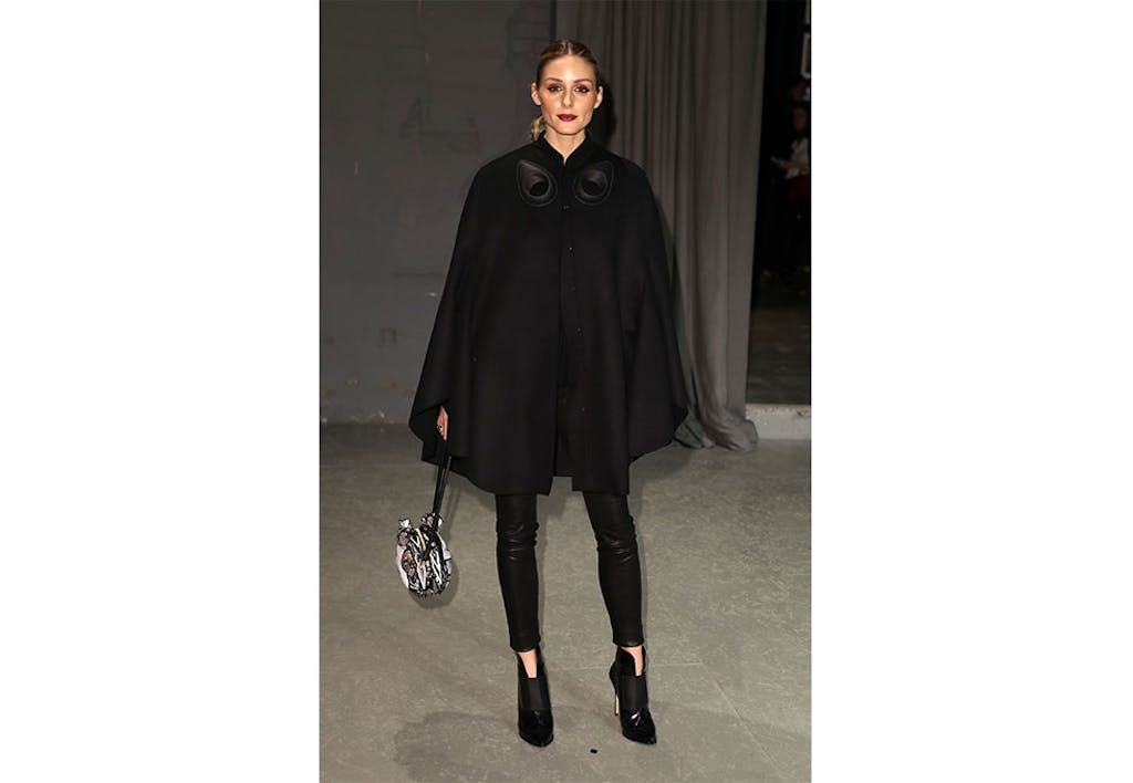 Olivia Palermo i helsort antrekk Olivia Palermo i helsort antrekk