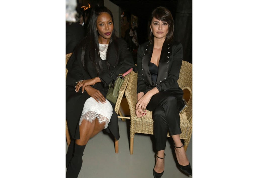 Modell Naomi Campbell og skuespiller Penelope Cruz på første rad Modell Naomi Campbell og skuespiller Penelope Cruz på første rad