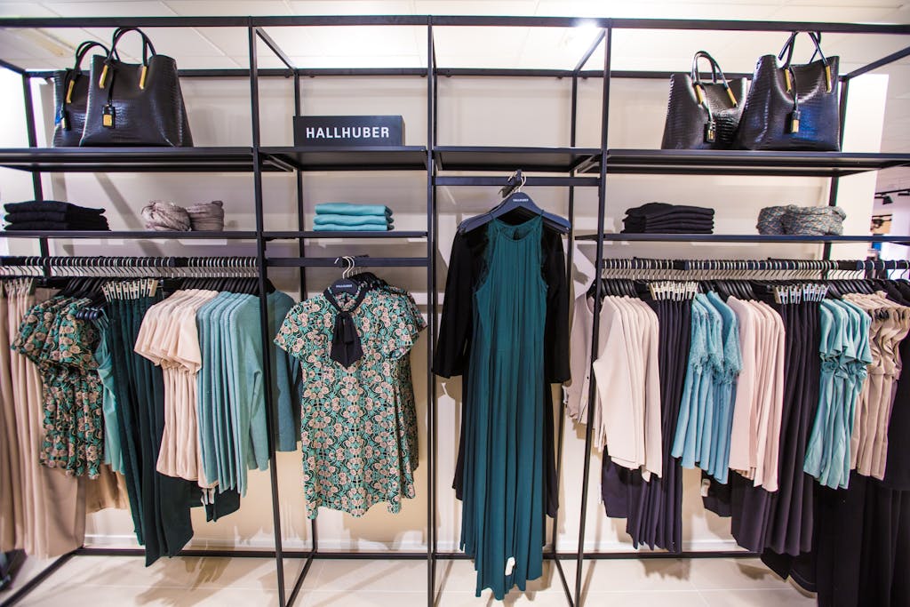 Grønntoner står sterkt i HALLHUBERs høstkolleksjon som du finner i den nye butikken på Steen & Strøm i Oslo nå. 