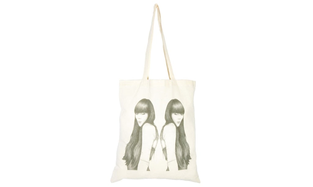 Shoppenet fra Borders & Frontiers til ca. 95 kr. hos http://www.asos.com/Bordersfrontiers/Bordersfrontiers-Queen-Michelle-Organic-Cotton-Canvas-Shopper/Prod/pgeproduct.aspx?iid=1307718&cid=8730&sh=0&pge=1&pgesize=200&so... Shoppenet fra Borders & Frontiers til ca. 95 kr. hos http://www.asos.com/Bordersfrontiers/Bordersfrontiers-Queen-Michelle-Organic-Cotton-Canvas-Shopper/Prod/pgeproduct.aspx?iid=1307718&cid=8730&sh=0&pge=1&pgesize=200&so...