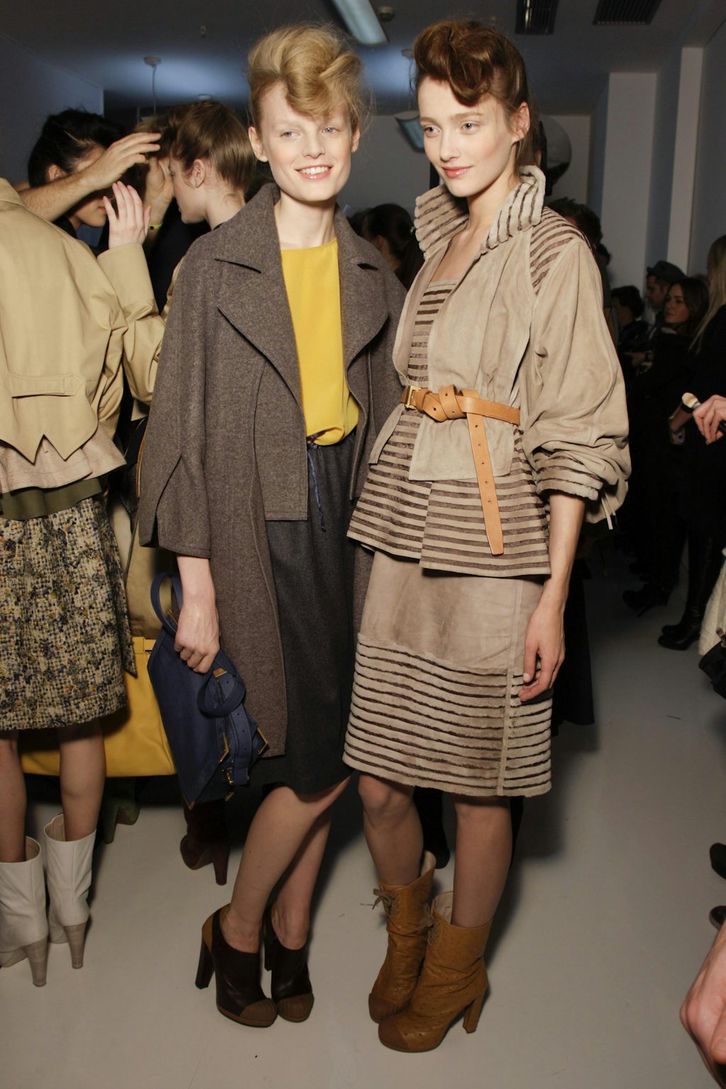 Klæd dig feminint i et pencilskirt som hos Fendi. Fremhæv din talje med et bælte for et gennemført sexet og feminint look. Klæd dig feminint i et pencilskirt som hos Fendi. Fremhæv din talje med et bælte for et gennemført sexet og feminint look.