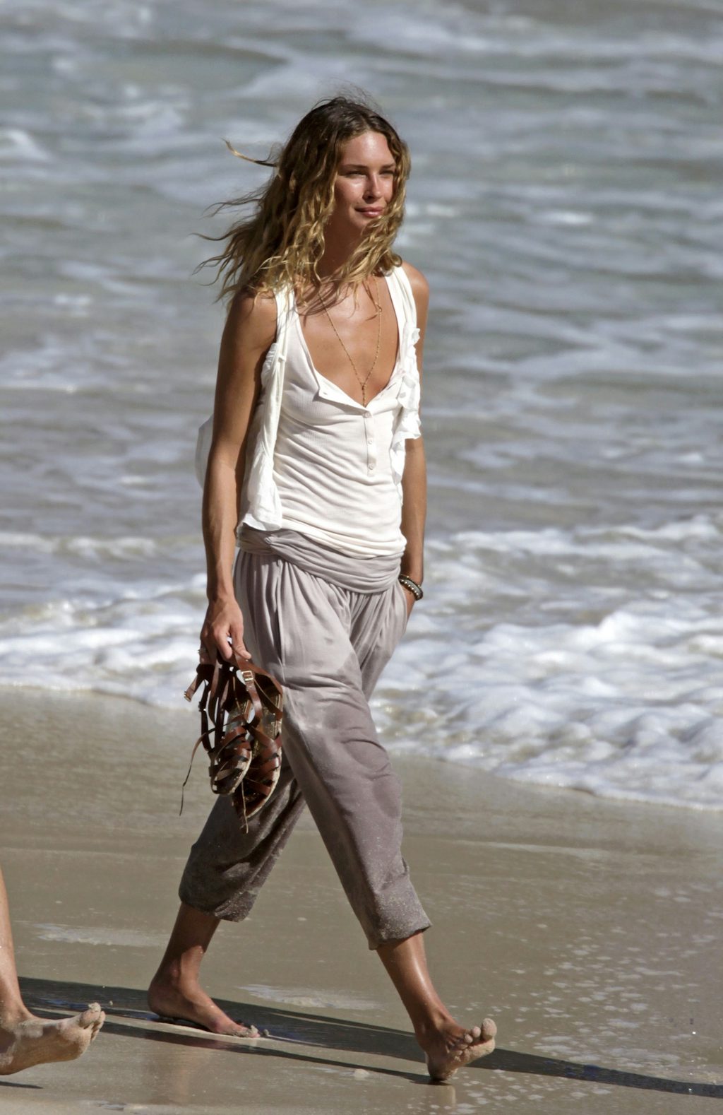 Skal du på strandferie som model og designer Erin Wasson, skal din kuffert være fuld af casual tanktops, løse haremsbukser, flade sandaler, strandkjoler og selvfølgelig badetøj. Skal du på strandferie som model og designer Erin Wasson, skal din kuffert være fuld af casual tanktops, løse haremsbukser, flade sandaler, strandkjoler og selvfølgelig badetøj.