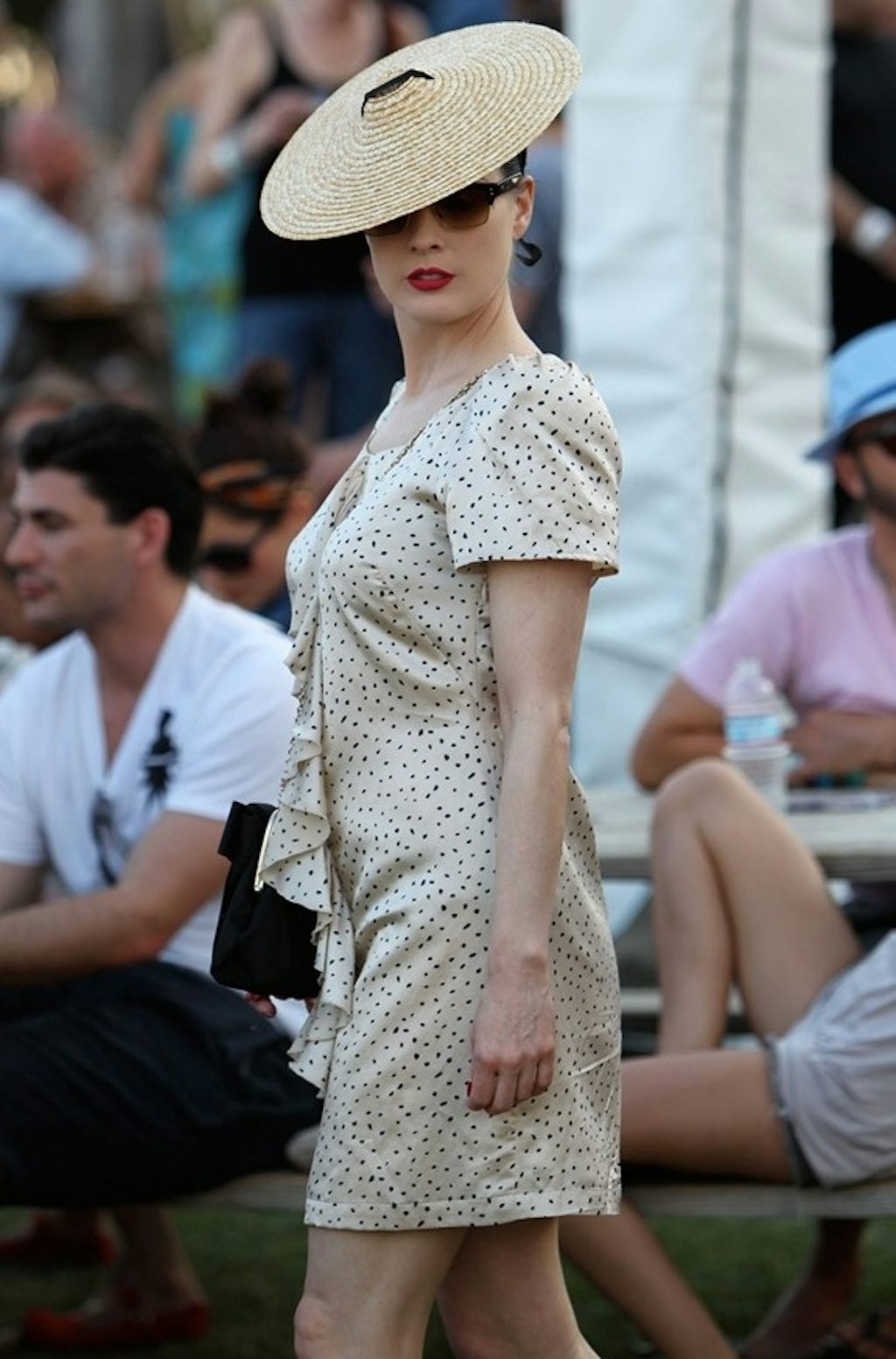 Burleskdanserinden Dita Von Teese er altid glamourøs - også på festivaler. Gør hende kunsten efter ved at hoppe i en feminin kjole og en stor hat. Hatte har også den fordel, at de beskytter mod solens stråler og sk... Burleskdanserinden Dita Von Teese er altid glamourøs - også på festivaler. Gør hende kunsten efter ved at hoppe i en feminin kjole og en stor hat. Hatte har også den fordel, at de beskytter mod solens stråler og sk...