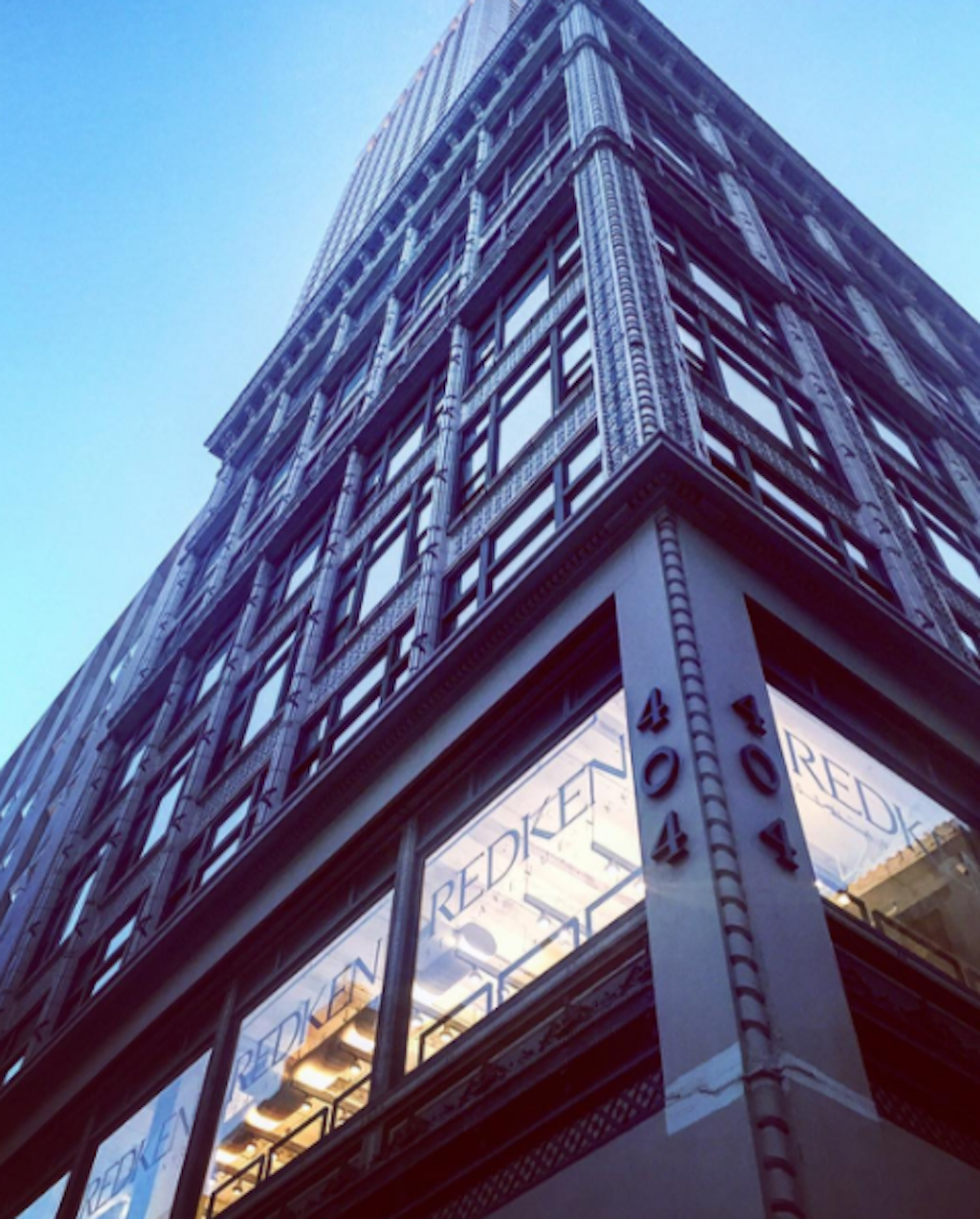 MIDTOWNMidt på Manhattan vrimler det av liv. I tillegg til Empire State Building og Times Square er stormagasinet Saks verdt et besøk. <!--... MIDTOWNMidt på Manhattan vrimler det av liv. I tillegg til Empire State Building og Times Square er stormagasinet Saks verdt et besøk. <!--...