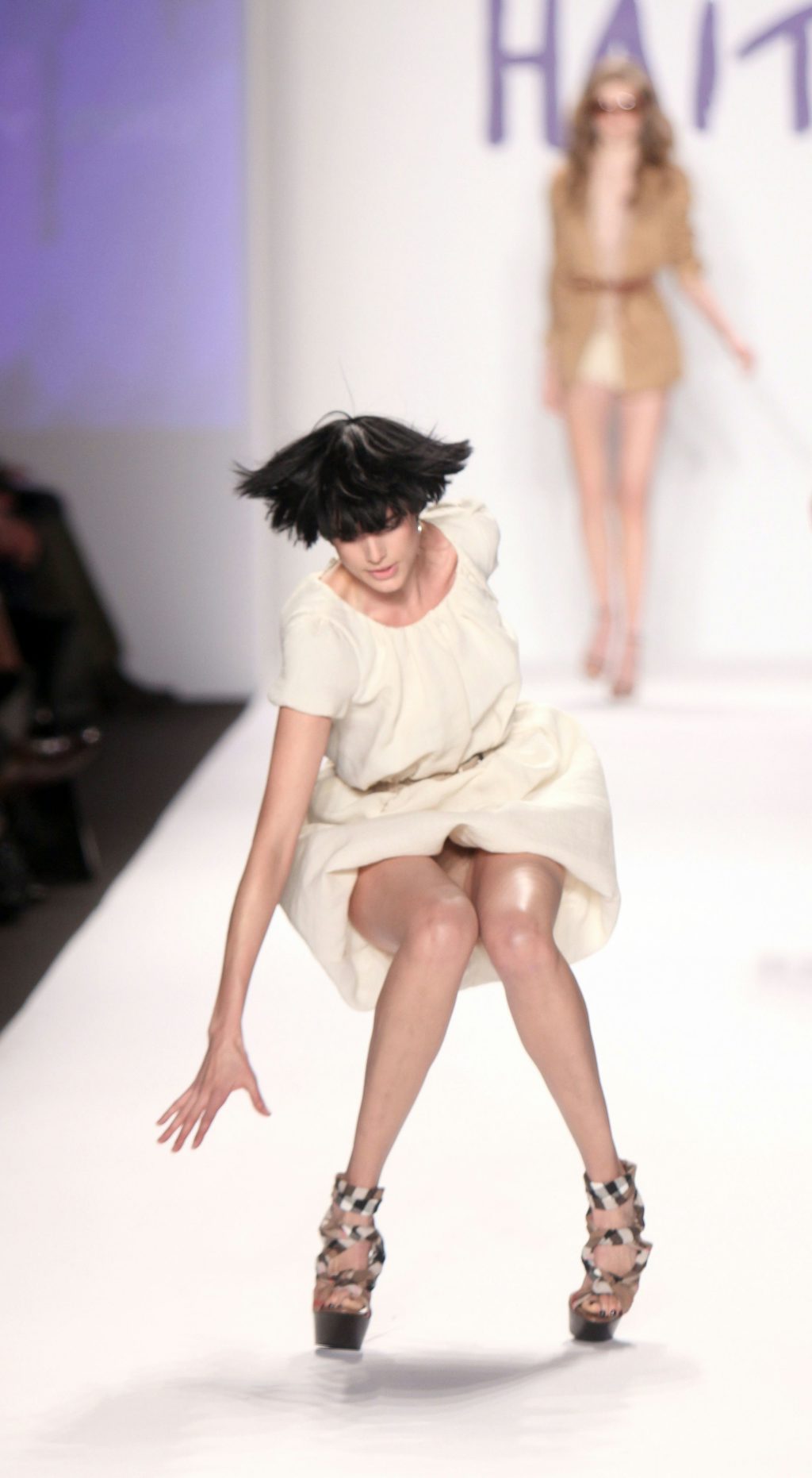 Toppmodellen Agyness Deyn snublet - to ganger - under motevisningen Fashion for Relief i New York, som var til inntekt for jordskjelvofrene på Haiti. Se bildeserien! Toppmodellen Agyness Deyn snublet - to ganger - under motevisningen Fashion for Relief i New York, som var til inntekt for jordskjelvofrene på Haiti. Se bildeserien!