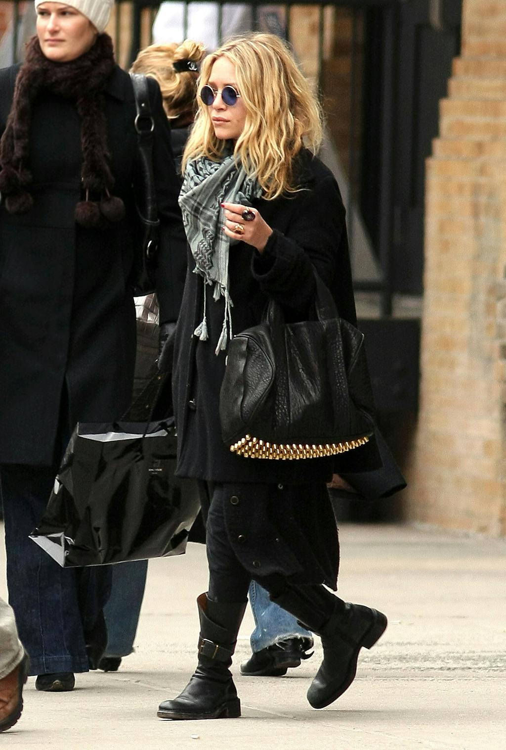 Denne sesongen skal nagler være festet på alt fra kjoler og bukser til sko og vesker. Mary-Kate Olsen var en av de første som bar rundt på Alexander Wang-vesken med grove nagler som stikker ut av veskebunnen.