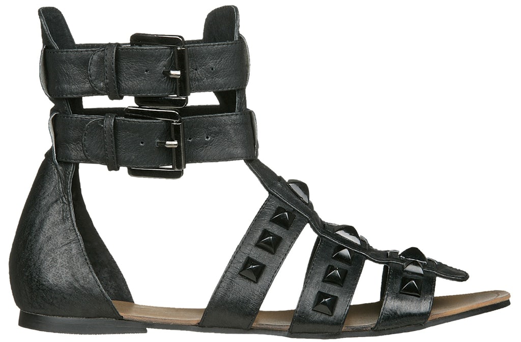 Sandaler fra Din Sko med sorte remmer og nagler, 349 kroner.