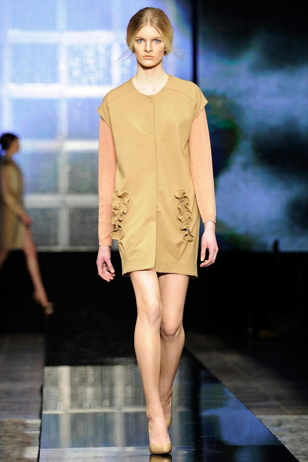 Camel: Camel fik comeback i efteråret 2010, og tendensen fortsætter det kommende efterår. Designerne viste både frakker, herrebukser, bluser, kjoler og gulvlange skørter i camel. Her hos Baum und Pfer... Camel: Camel fik comeback i efteråret 2010, og tendensen fortsætter det kommende efterår. Designerne viste både frakker, herrebukser, bluser, kjoler og gulvlange skørter i camel. Her hos Baum und Pfer...