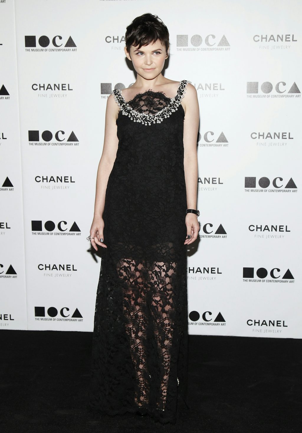 Skuespillerinden Ginnifer Goodwins blondekjole er fra Chanel forår/sommer 2011. Hun har tilsat enkle accessories, så kjolen får al den opmærksomhed, som den fortjener. Skuespillerinden Ginnifer Goodwins blondekjole er fra Chanel forår/sommer 2011. Hun har tilsat enkle accessories, så kjolen får al den opmærksomhed, som den fortjener.