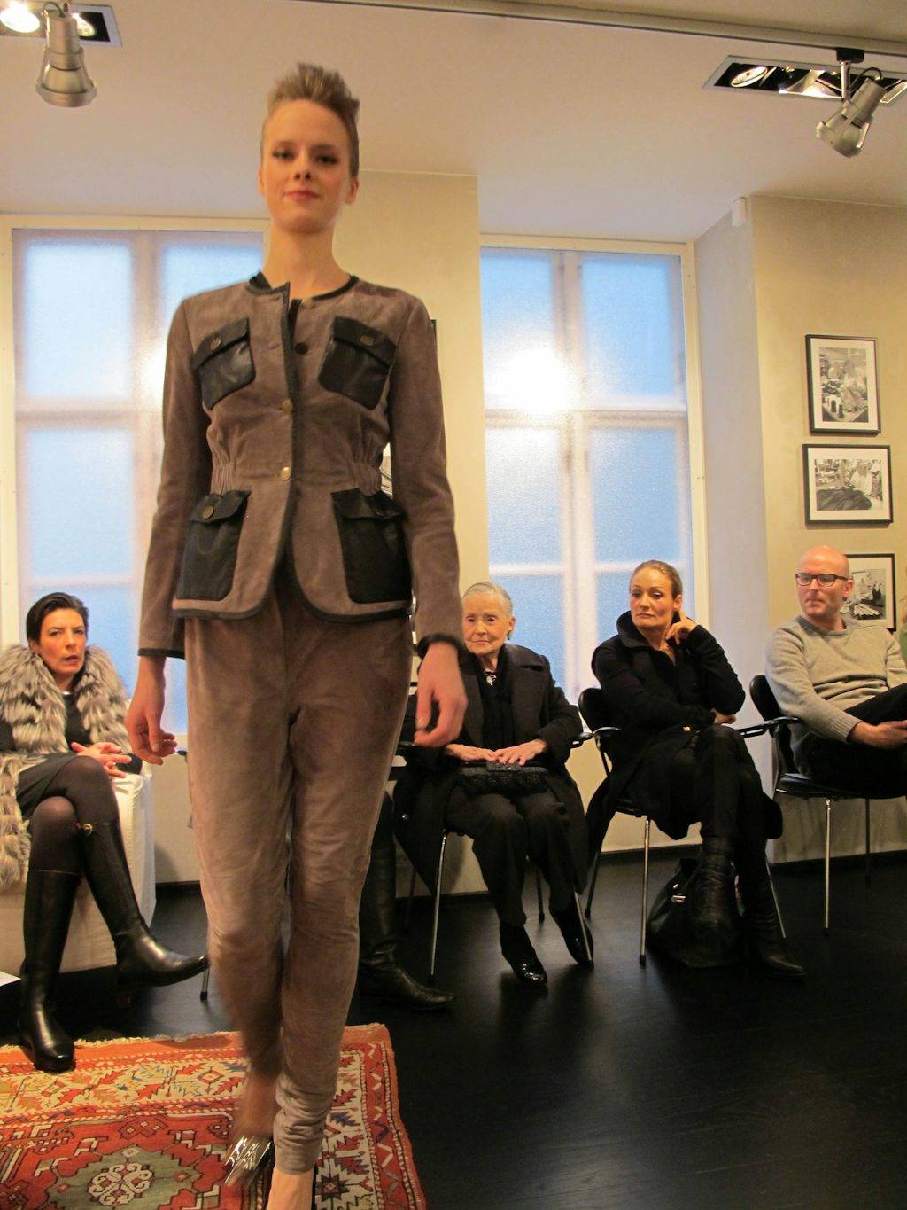 Michael Kristensen har arbejdet med kontraster i de forskellige styles - for eksempel har han designet en bolero, hvor der er et modspil mellem det sorte kalveskind og den feminine silhuet. Michael Kristensen har arbejdet med kontraster i de forskellige styles - for eksempel har han designet en bolero, hvor der er et modspil mellem det sorte kalveskind og den feminine silhuet.