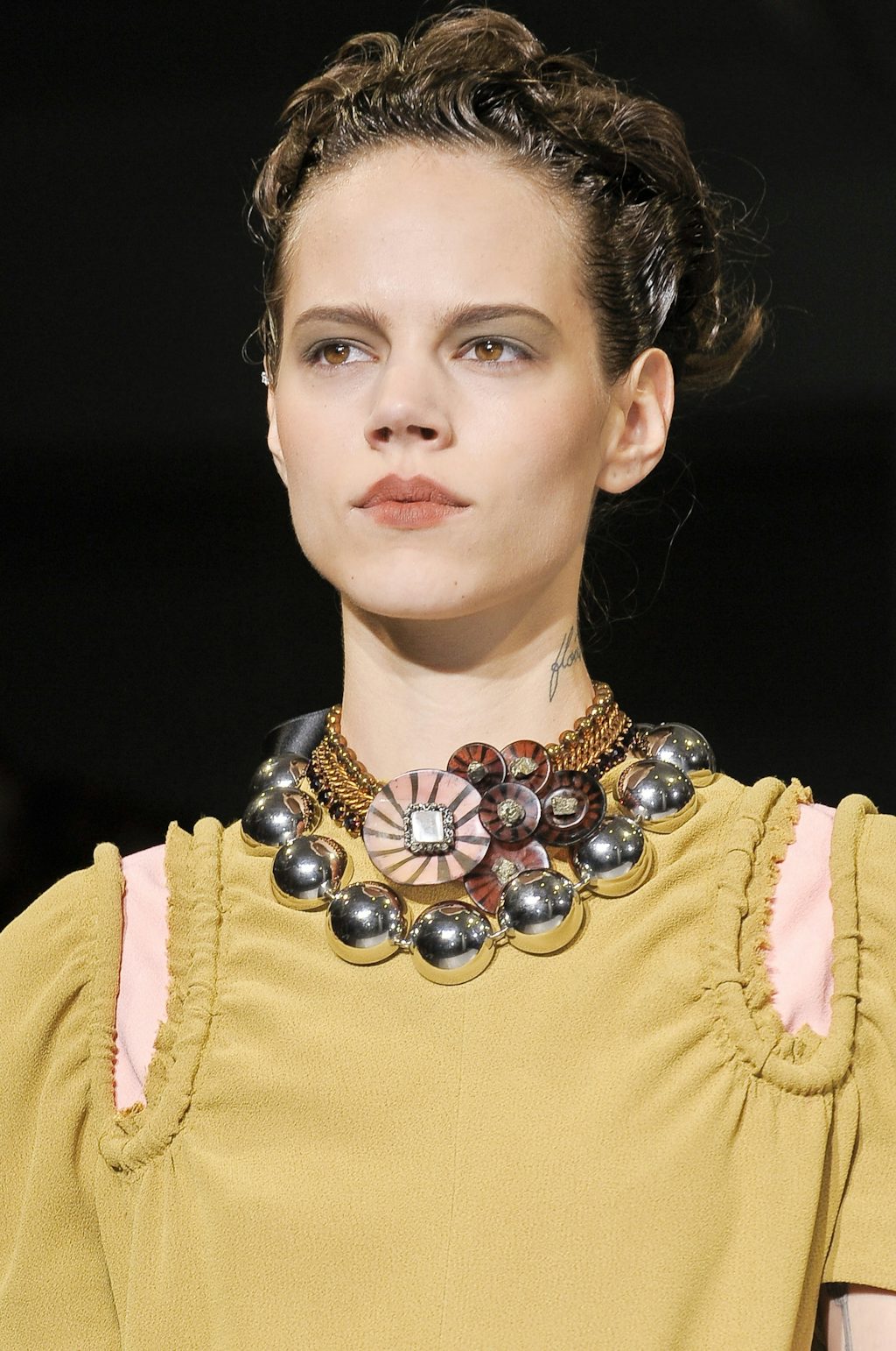 Pynt dig med statement-halskæder som hos Marni, chunky armbånd og iøjnefaldende øreringe. Pynt dig med statement-halskæder som hos Marni, chunky armbånd og iøjnefaldende øreringe.
