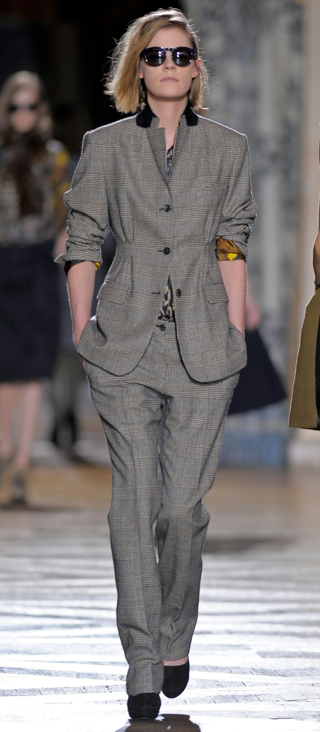 Dries van Noten sendte modellerne på catwalken med opsmøgede ærmer, opslåede kraver, høje hæle og mørke solbriller. Dries van Noten sendte modellerne på catwalken med opsmøgede ærmer, opslåede kraver, høje hæle og mørke solbriller.