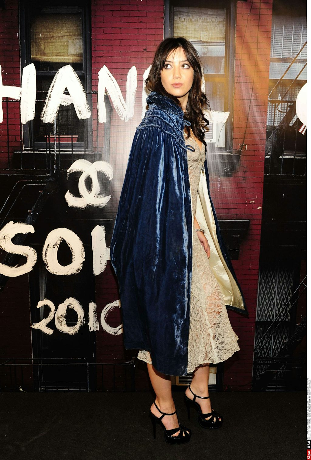 Model Daisy Lowe kombinerer to af sæsonens tendenser: Den lange nederdel og velour. Model Daisy Lowe kombinerer to af sæsonens tendenser: Den lange nederdel og velour.