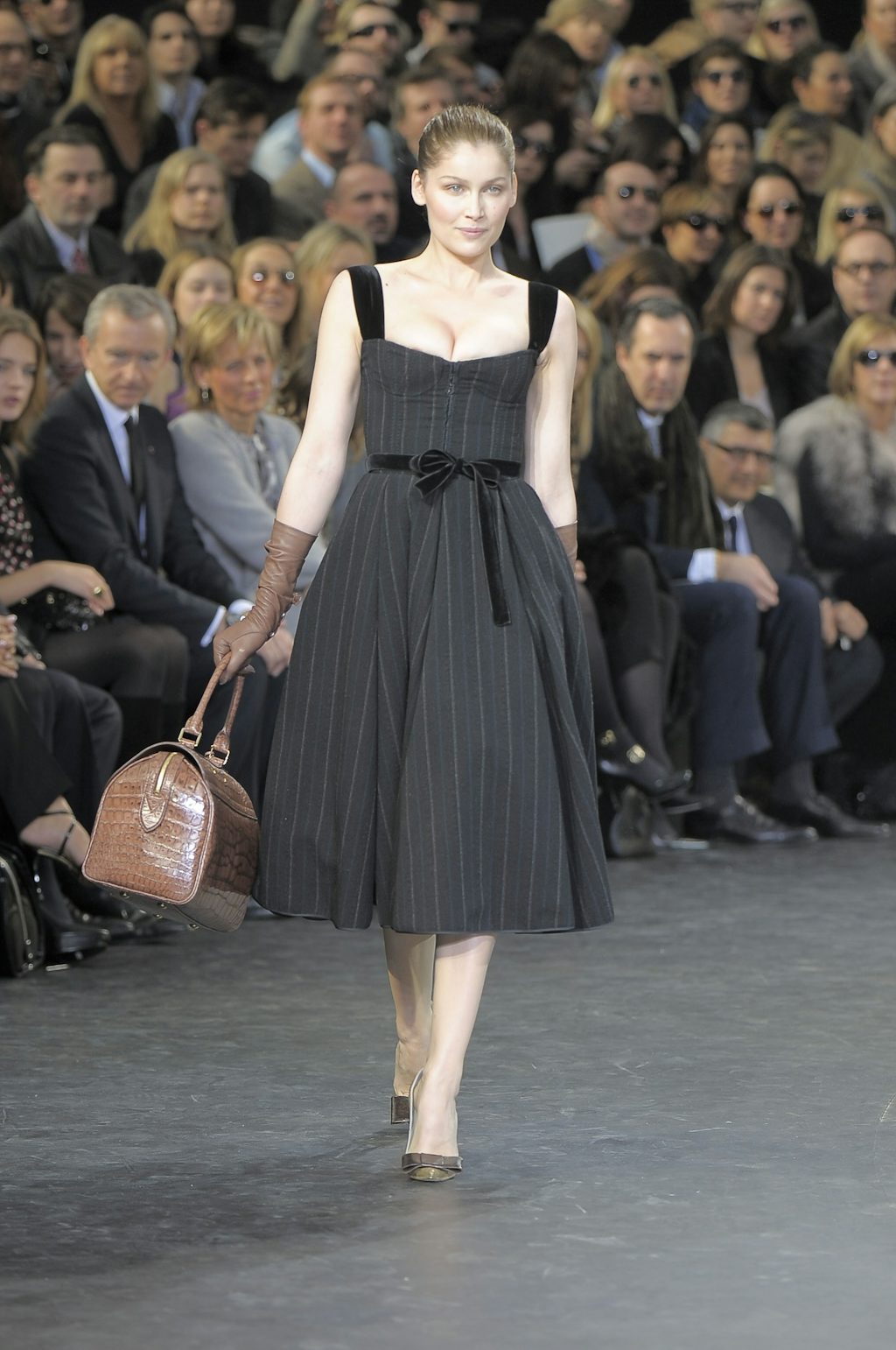 Kjole, der skærer under knæet hos Louis Vuitton efterår/vinter 2010. Kjole, der skærer under knæet hos Louis Vuitton efterår/vinter 2010.