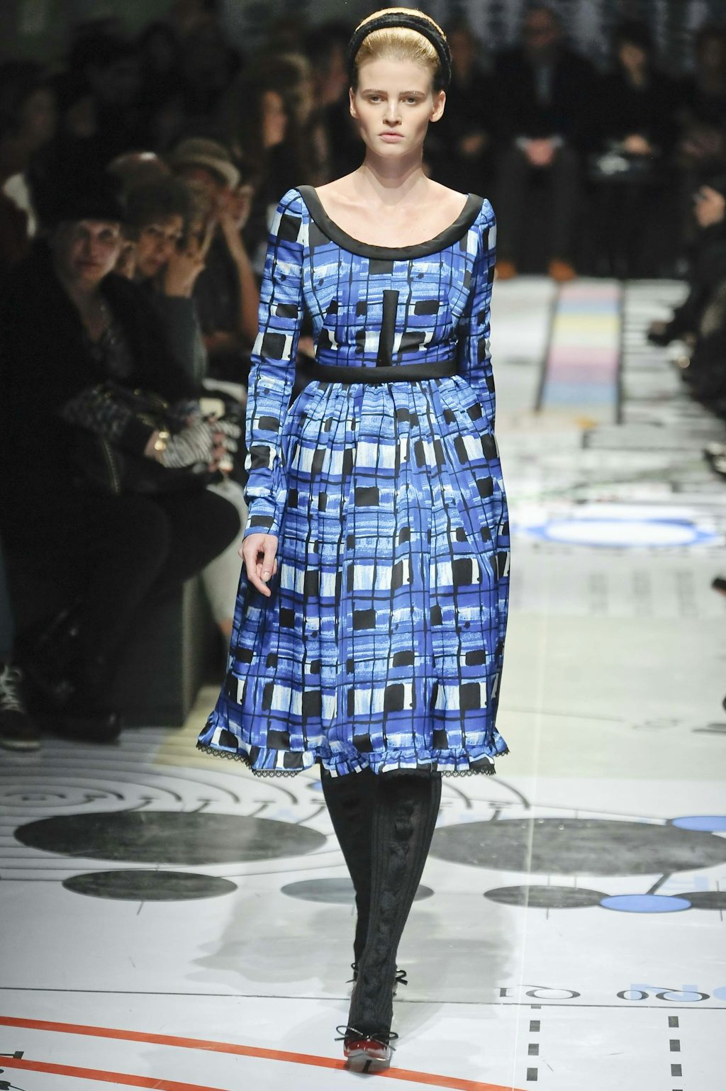 Lara Stone ligger nummer et på den anerkendte rangliste Models.com, og hun går selvfølgelig alle de store shows under modeugerne. Her er hun på podiet for Prada efterår/vin... Lara Stone ligger nummer et på den anerkendte rangliste Models.com, og hun går selvfølgelig alle de store shows under modeugerne. Her er hun på podiet for Prada efterår/vin...