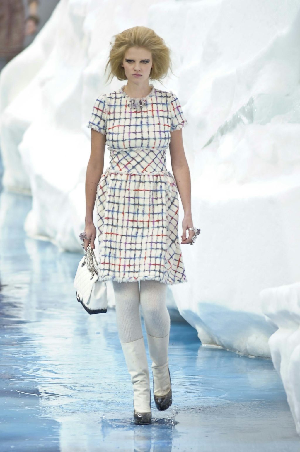 Lara Stone gik også Chanels efterår/vinter 2010-show. Lara Stone gik også Chanels efterår/vinter 2010-show.