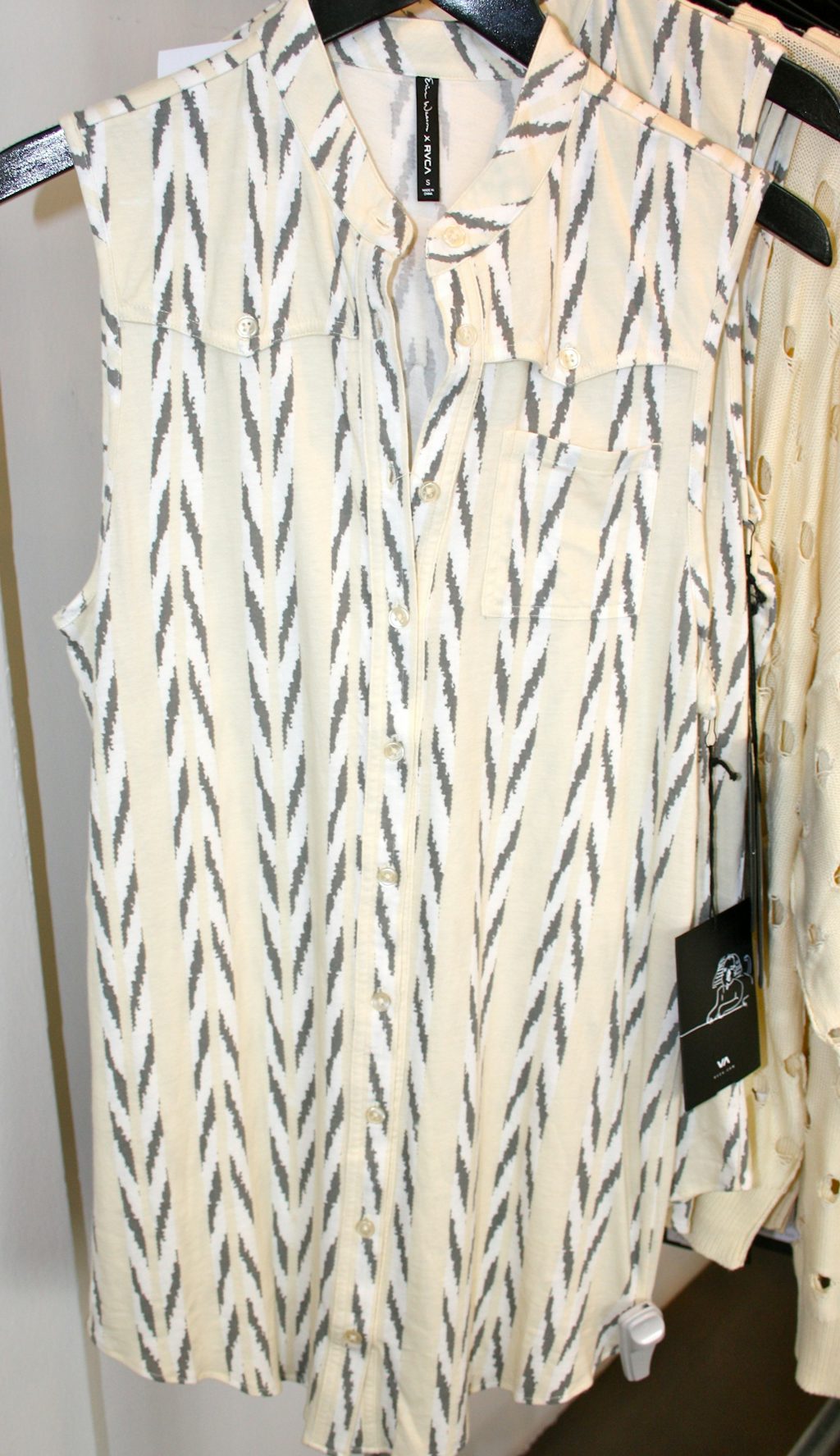 Skjorte fra Erin Wasson X RVCA NU: 350 kr. FØR: 700 kr. hos ParisTexas, Pilestræde 35, København K. Skjorte fra Erin Wasson X RVCA NU: 350 kr. FØR: 700 kr. hos ParisTexas, Pilestræde 35, København K.