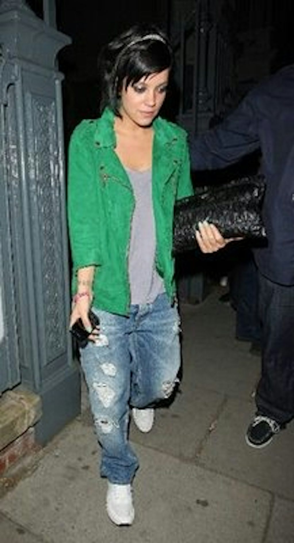 Sangerinden Lily Allen i flot grøn ruskindsjakke fra en tidligere Acne-kollektion. Sangerinden Lily Allen i flot grøn ruskindsjakke fra en tidligere Acne-kollektion.