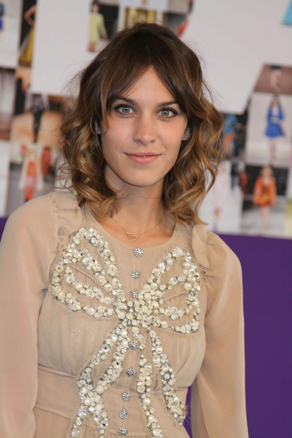 Om et halvt år kan du se Alexa Chung folde sig ud som model for Lacoste. Vi glæder os til at se kampagnen. Om et halvt år kan du se Alexa Chung folde sig ud som model for Lacoste. Vi glæder os til at se kampagnen.