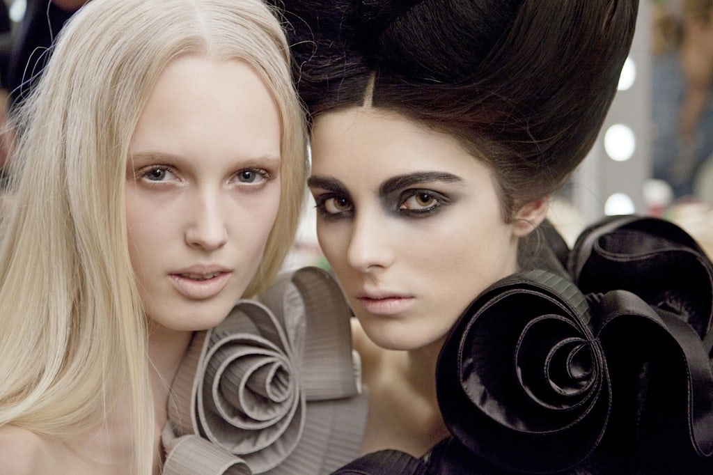 Modellerne til Designers Remix Collections show havde fået helholdsvis et lyst og et mørkt makeup-look. Modellerne til Designers Remix Collections show havde fået helholdsvis et lyst og et mørkt makeup-look.