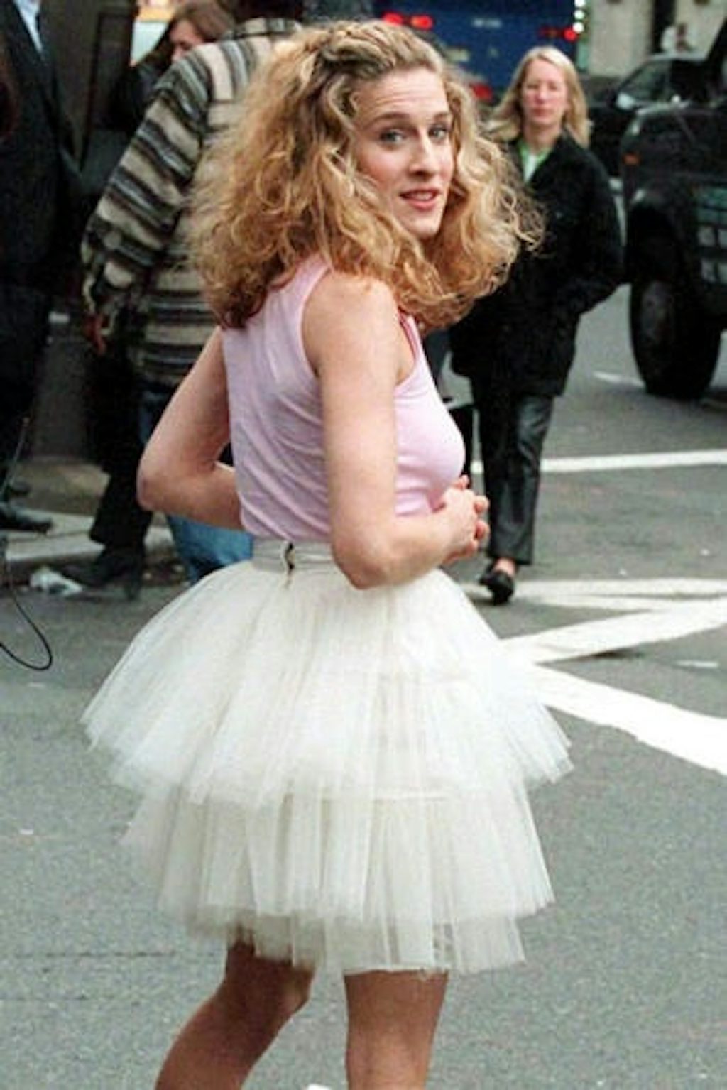 Carrie Bradshaw (spillet af Sarah Jessica Parker) klædt i ballerina-looket i tv-serien Sex and the City. Carrie Bradshaw (spillet af Sarah Jessica Parker) klædt i ballerina-looket i tv-serien Sex and the City.