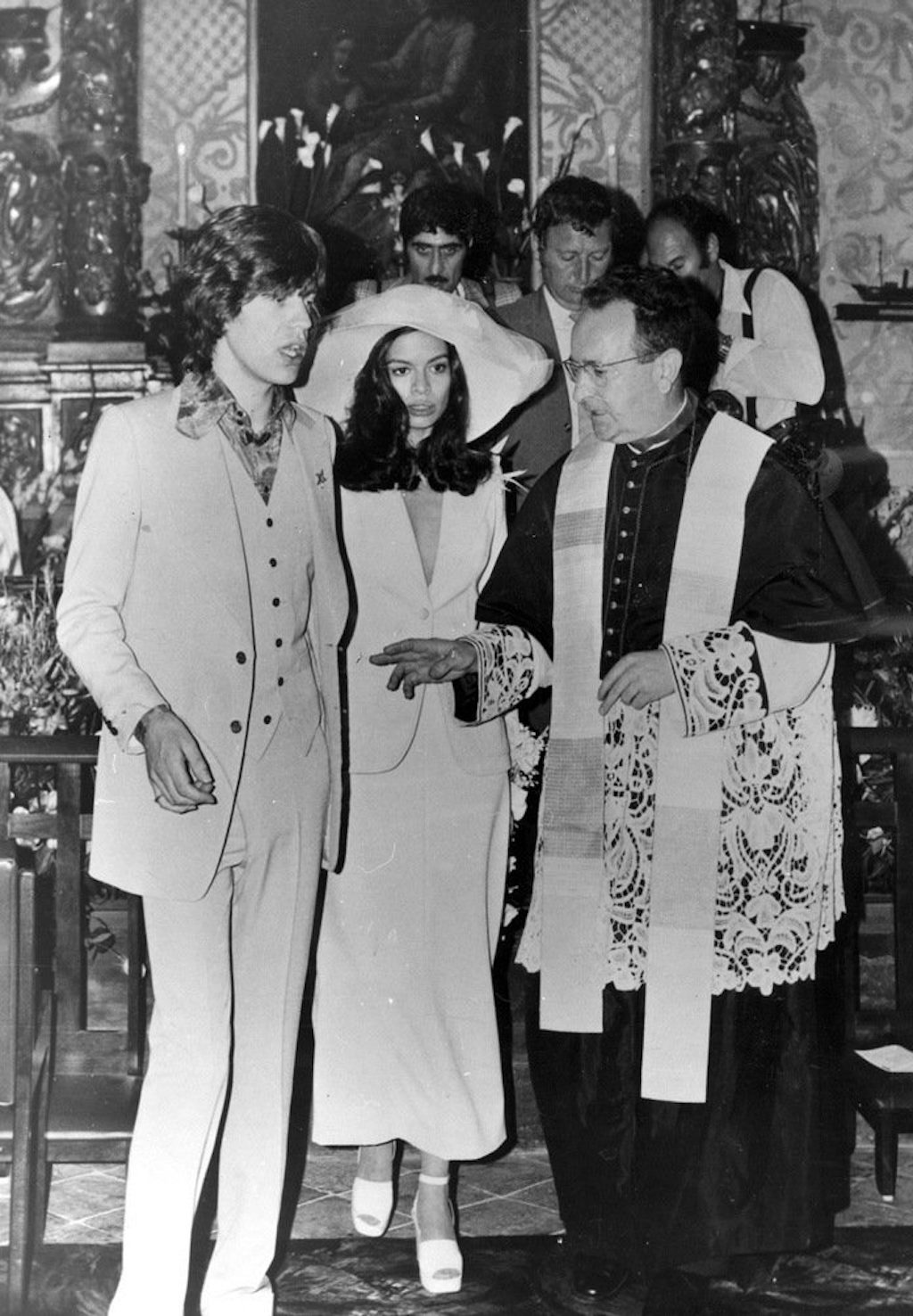 Bianca Jagger, der blev gift med Mick Jagger i 1971, var et af 1970'ernes største modeikoner. Hun var ofte set i elegante draperede maxikjoler, som da hun fejrede sin 32-års fødselsdag ved at komme ridende ind på en hvid hest ... Bianca Jagger, der blev gift med Mick Jagger i 1971, var et af 1970'ernes største modeikoner. Hun var ofte set i elegante draperede maxikjoler, som da hun fejrede sin 32-års fødselsdag ved at komme ridende ind på en hvid hest ...
