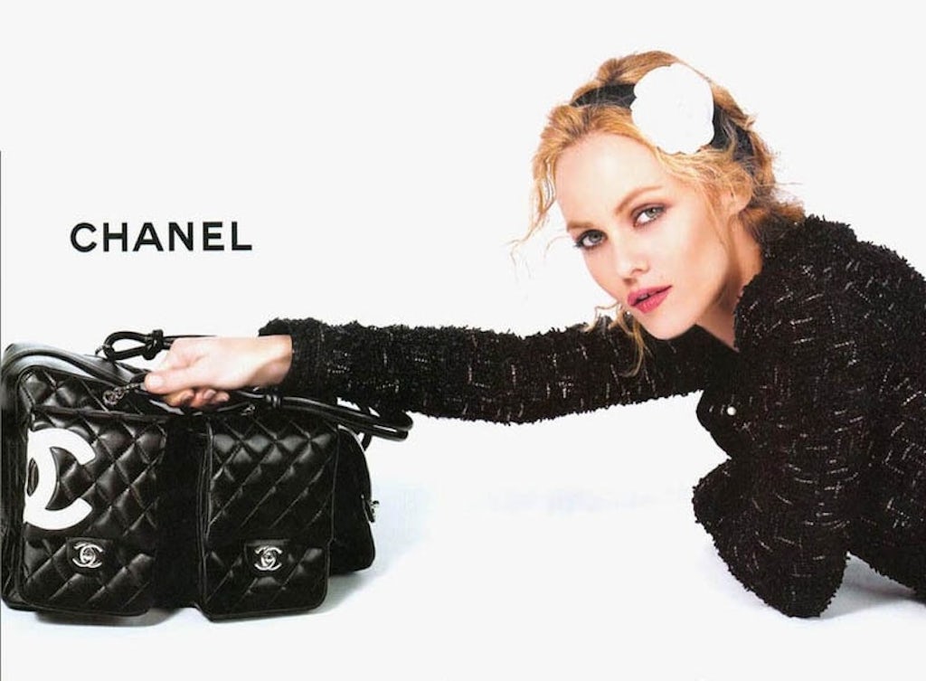 Chanel og Vanessa Paradis i en skøn forening - så bliver det næsten ikke mere fransk. Karl Lagerfeld kan ikke få nok af den smukke franske sangerinde og skuespillerinde, og derfor har han flere gange valgt hende som kampagnemod... Chanel og Vanessa Paradis i en skøn forening - så bliver det næsten ikke mere fransk. Karl Lagerfeld kan ikke få nok af den smukke franske sangerinde og skuespillerinde, og derfor har han flere gange valgt hende som kampagnemod...