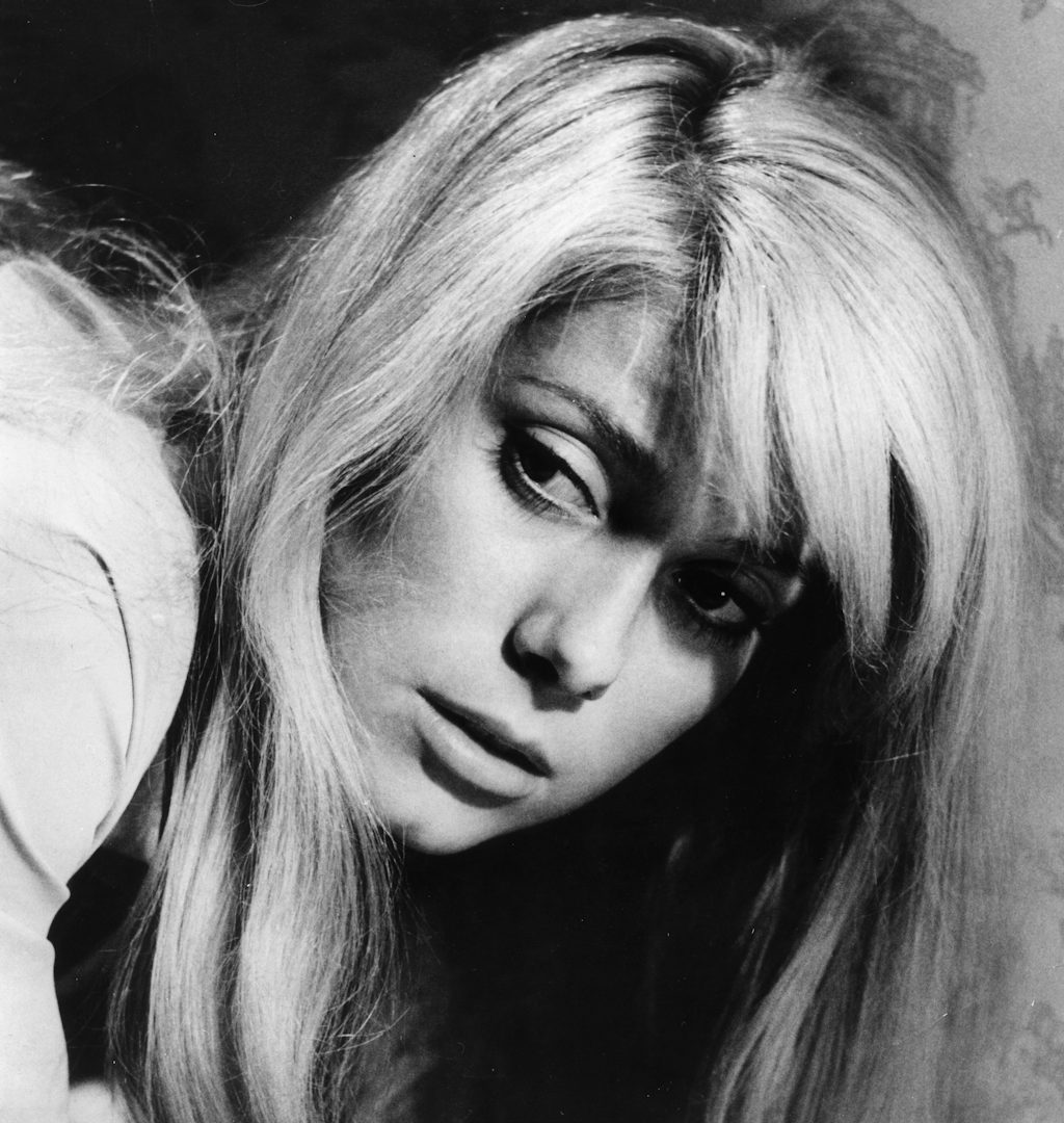 Den smukke skuespillerinde Catherine Deneuvre var Yves Saint Laurents livslange muse, og han designede da også tøj til hende i flere af hendes film. Catherine Deneuve har også været ansigt for Chanel No. 5 og Louis Vuitton. Den smukke skuespillerinde Catherine Deneuvre var Yves Saint Laurents livslange muse, og han designede da også tøj til hende i flere af hendes film. Catherine Deneuve har også været ansigt for Chanel No. 5 og Louis Vuitton.