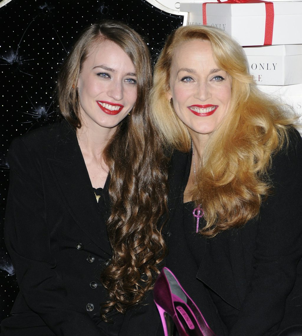 Smukke røde læber er superhotte både på catwalken og blandt kendisser som supermodellen Jerry Hall og hendes datter Elizabeth Jagger. Smukke røde læber er superhotte både på catwalken og blandt kendisser som supermodellen Jerry Hall og hendes datter Elizabeth Jagger.