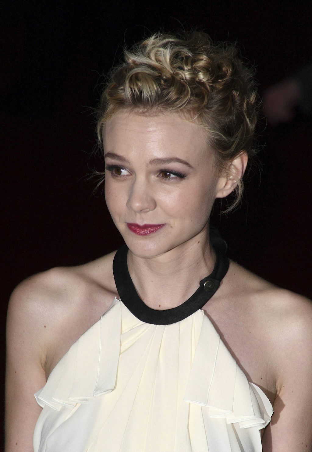 Skuespillerinden Carey Mulligan bryder et ellers girly look med røde læber. Skuespillerinden Carey Mulligan bryder et ellers girly look med røde læber.