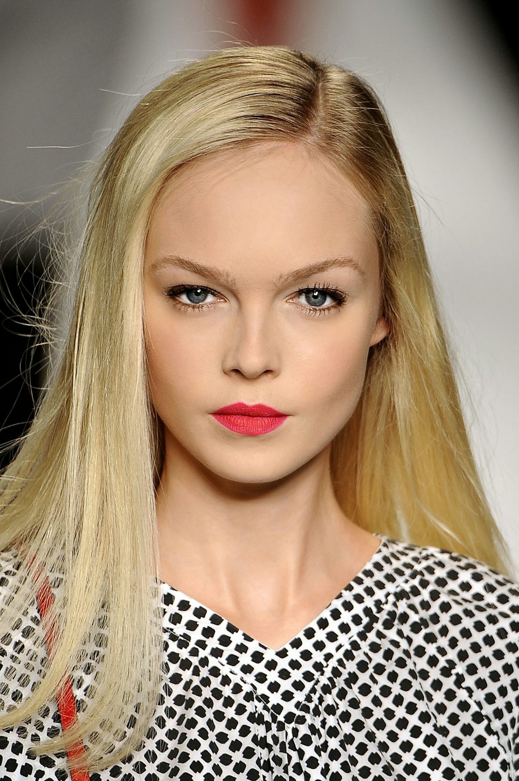 Læber i skrigende nuancer prydede catwalken i Paris, New York og Milano, da forår/sommer 2011-kollektionerne blev vist - her hos Fendi. Bær dine opsigtsvækkende læber med en ellers naturlig makeup. Læber i skrigende nuancer prydede catwalken i Paris, New York og Milano, da forår/sommer 2011-kollektionerne blev vist - her hos Fendi. Bær dine opsigtsvækkende læber med en ellers naturlig makeup.