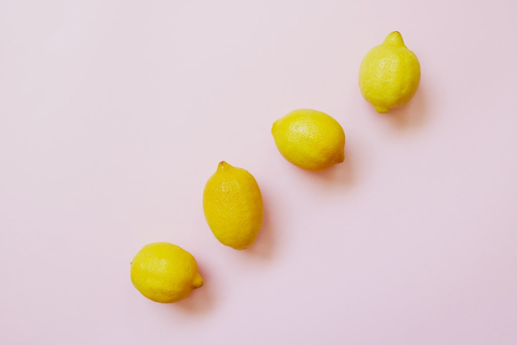 four-lemon-fruits-forming-straight-line-on-a-white-2622186 citroner afblege hår