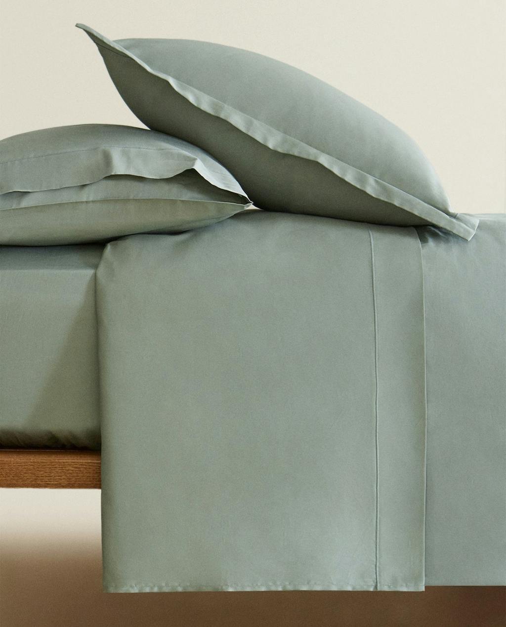 Støvet pastel grøn dynebetræk og pudebetræk i satin fra Zara.