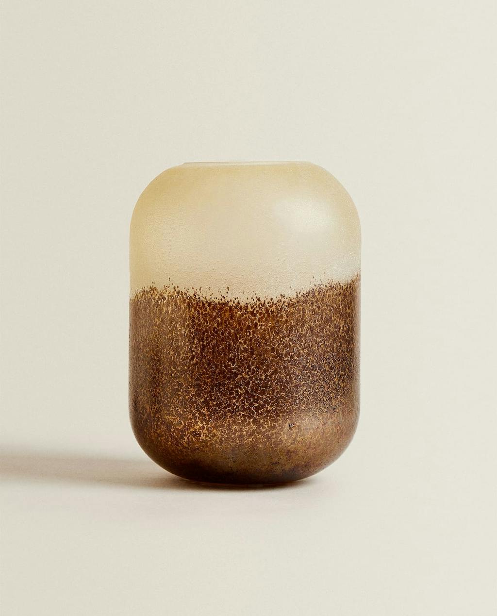 Hvid og brun keramisk krukke fra Zara.